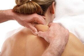 Massage le haghaidh osteochondrosis an dromlaigh cheirbheacs